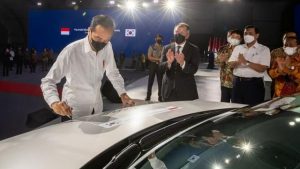 018439200_1647423498-Jokowi_ttd_Ioniq_5 (1)