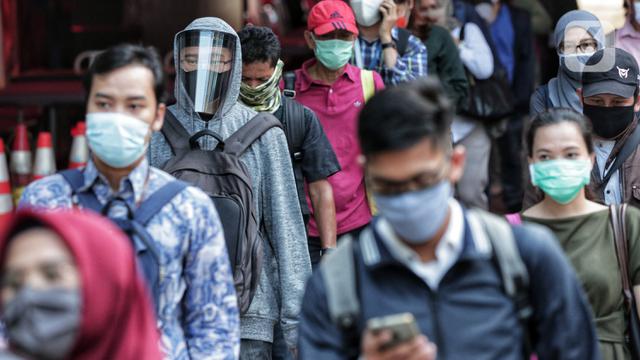 034522800_1591619913-20200608-Suasana-Jam-Pulang-Kantor-Pekerja-di-Jakarta-TALLO-3 (1)