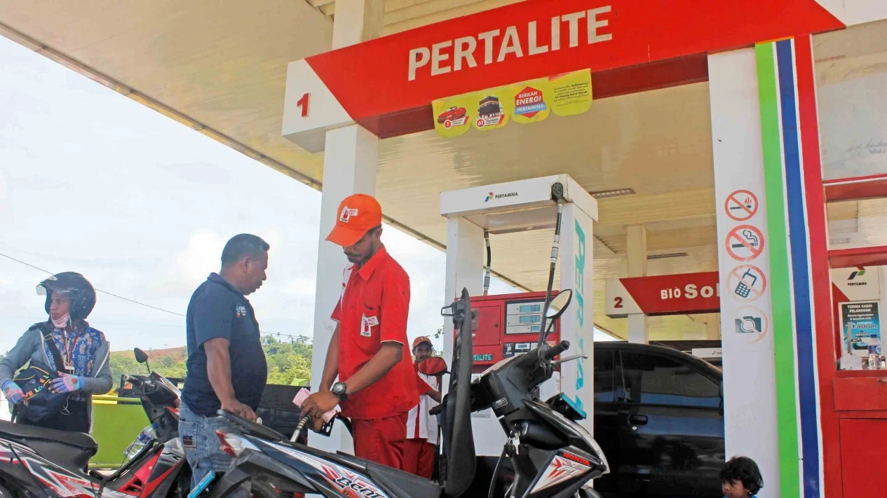 5c32e6098017d-petugas-spbu-melayani-masyarakat-dengan-mengisi-bbm-jenis-pertalite-di-kota-soro_1265_711