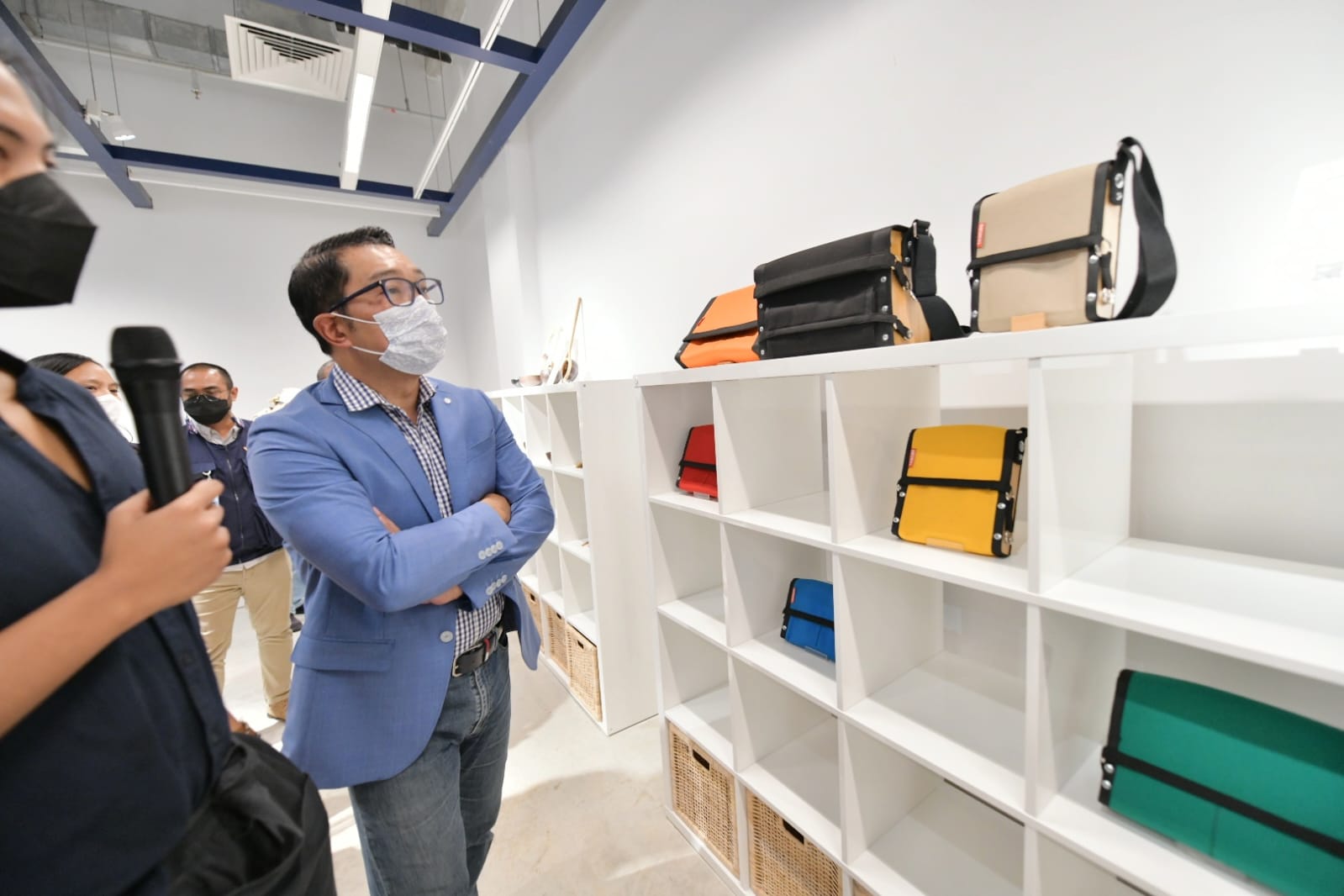 Gubernur-Jabar-Ridwan-Kamil-meninjau-produk-produk-kreatif-dalam-ajang-pameran-JabArt-Space-2