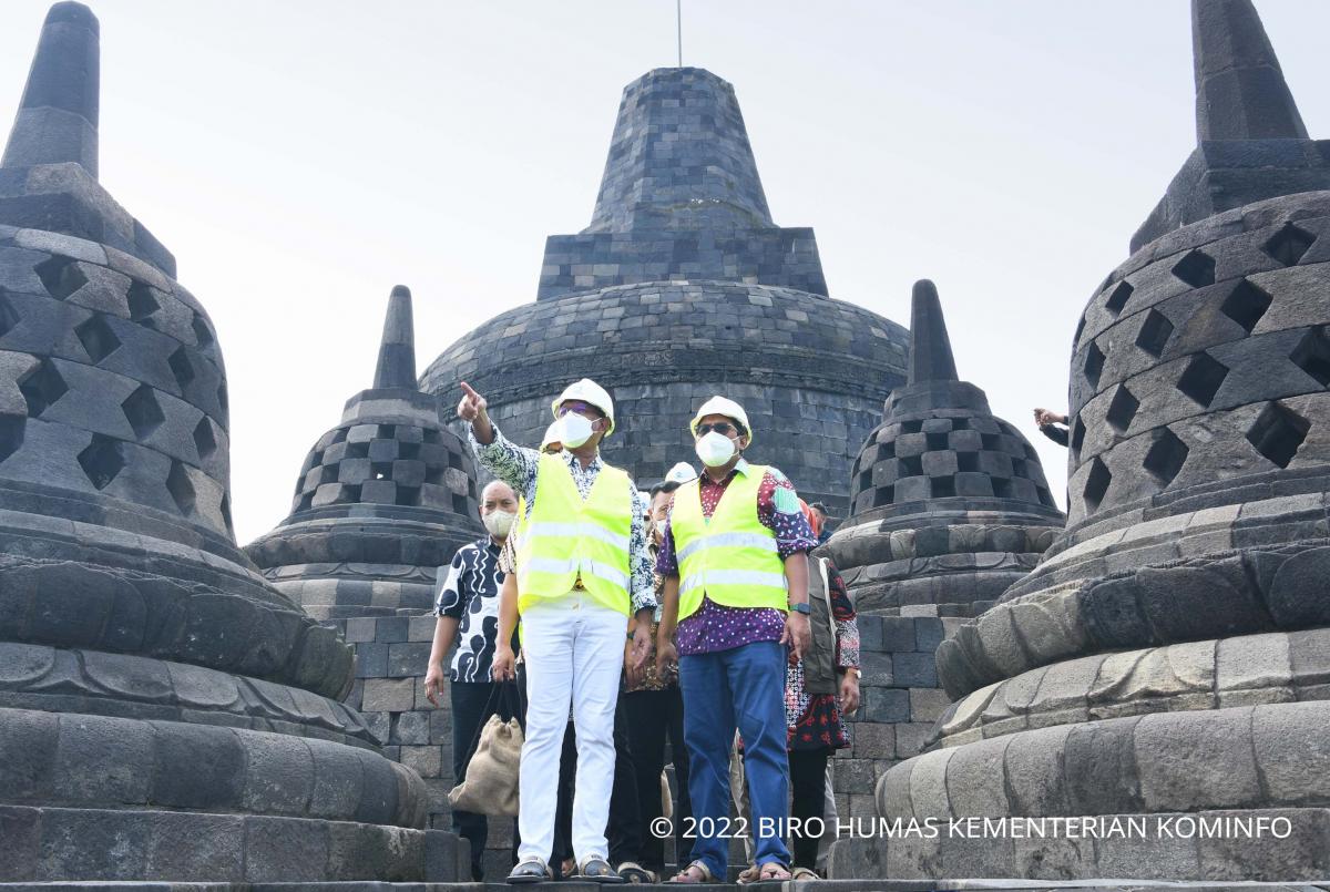 kominfo-menteri-johnny-kunjungan-infrastruktur-candi-borobudur-AYH-9