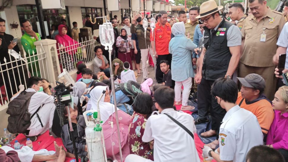 1-gubernur-jawa-barat-ridwan-kamil-didampingi-bupati-cianjur-memantau-korban-gempa-bumi-cianjur