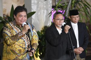 Ketua Umum Partai Golkar Airlangga Hartarto (kiri) bersama Ketua Umum PAN Zulkifli Hasan (tengah) dan Plt Ketua Umum PPP Mardiono (kanan) memberikan keterangan kepada wartawan saat silaturahmi Koalisi Indonesia Bersatu (KIB) di kediaman Airlangga Hartarto