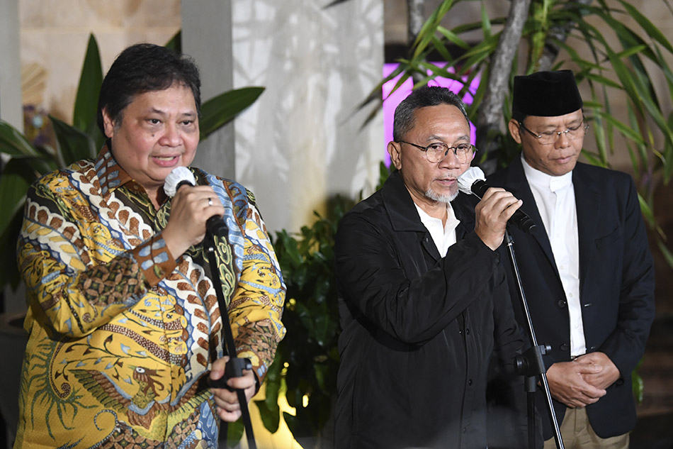 Ketua Umum Partai Golkar Airlangga Hartarto (kiri) bersama Ketua Umum PAN Zulkifli Hasan (tengah) dan Plt Ketua Umum PPP Mardiono (kanan) memberikan keterangan kepada wartawan saat silaturahmi Koalisi Indonesia Bersatu (KIB) di kediaman Airlangga Hartarto