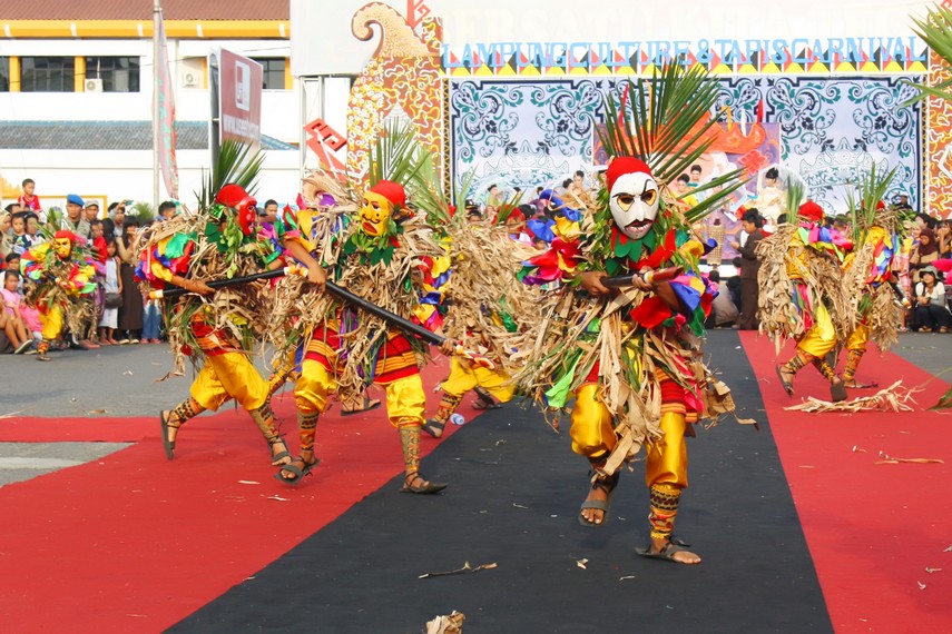 Tupping_dalam_budaya_Lampung_saat_ini_merupakan_sebuah_drama_tari_kepahlawanan