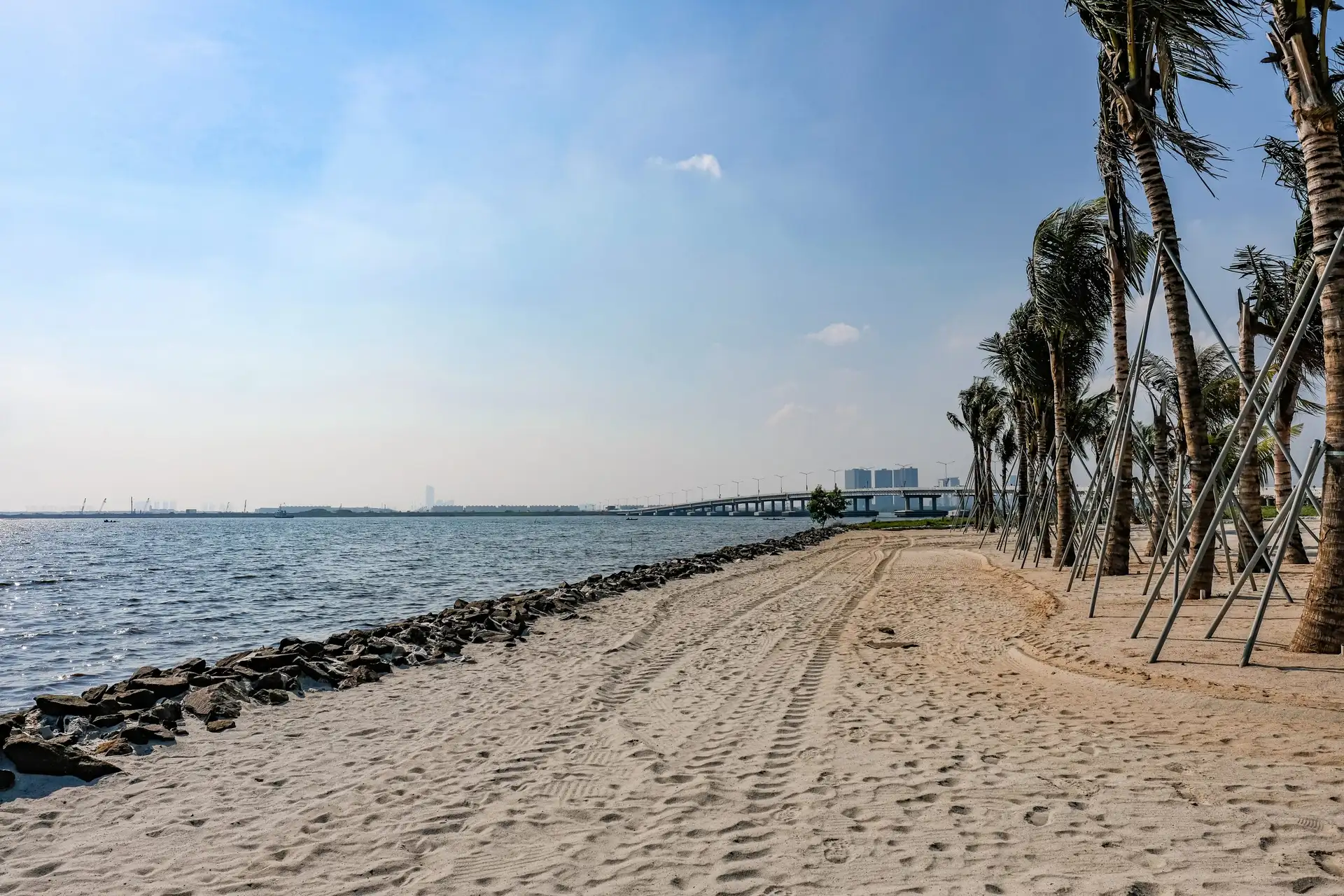 Pantai-Pasir-Putih-PIK-2-Traveloka-Xperience-2-scaled