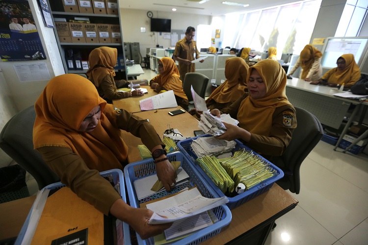 Aparatur Sipil Negara (ASN) Bagian umum Sekretariat Pemerintah Kota Banda Aceh kembali beraktivitas pada hari pertama masuk kerja di Banda Aceh, Aceh, Senin (10/6/2019).