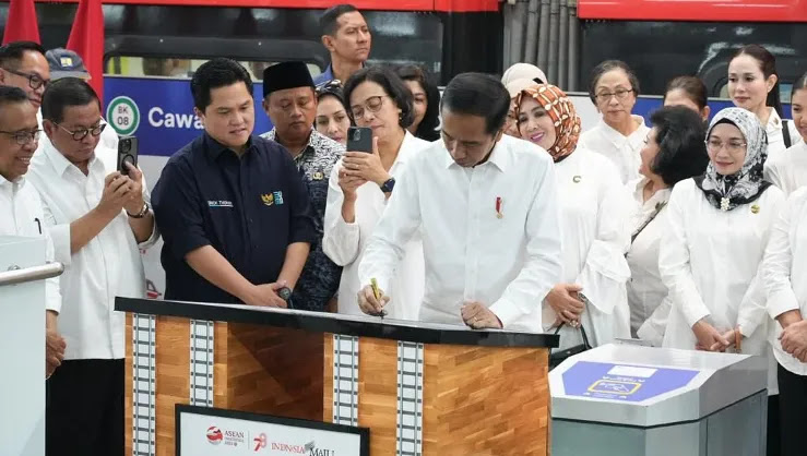 jokowi resmikan LRT
