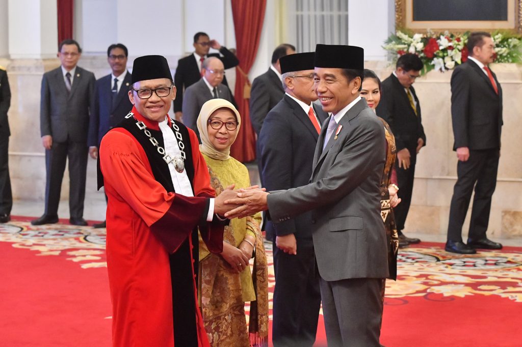 Presiden-Jokowi-Lantik-Ridwan-Mansyur-Sebagai-Hakim-Mahkamah-Konstitusi-1024x682