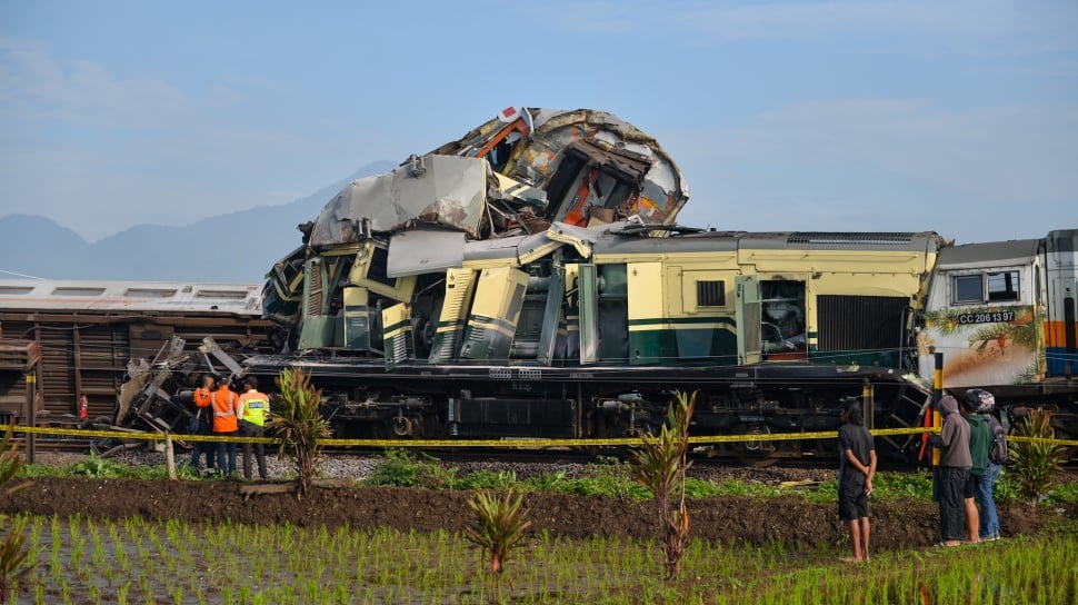 18908-kecelakaan-kereta-di-cicalengka-kereta-api-bandung-raya-ka-bandung-raya