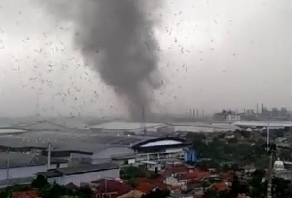 brin-angin-puting-beliung-rancaekek-badai-tornado-pertama-di-indonesia-WtKyYpVeEY