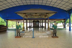 3__Sitihinggil_diperkirakan_dibangun_pada_1766_Masehi__Di_sini_terdapat_Bangsal_Sewoyono_yang_dibangun_oleh_Pakubuwono_X-1