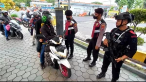 636c884e71a18-personel-bersenjata-mengawasi-pemeriksaan-penumpang-di-pelabuhan-ketapang-banyuwangi-rabu-9112022-siang_1265_711