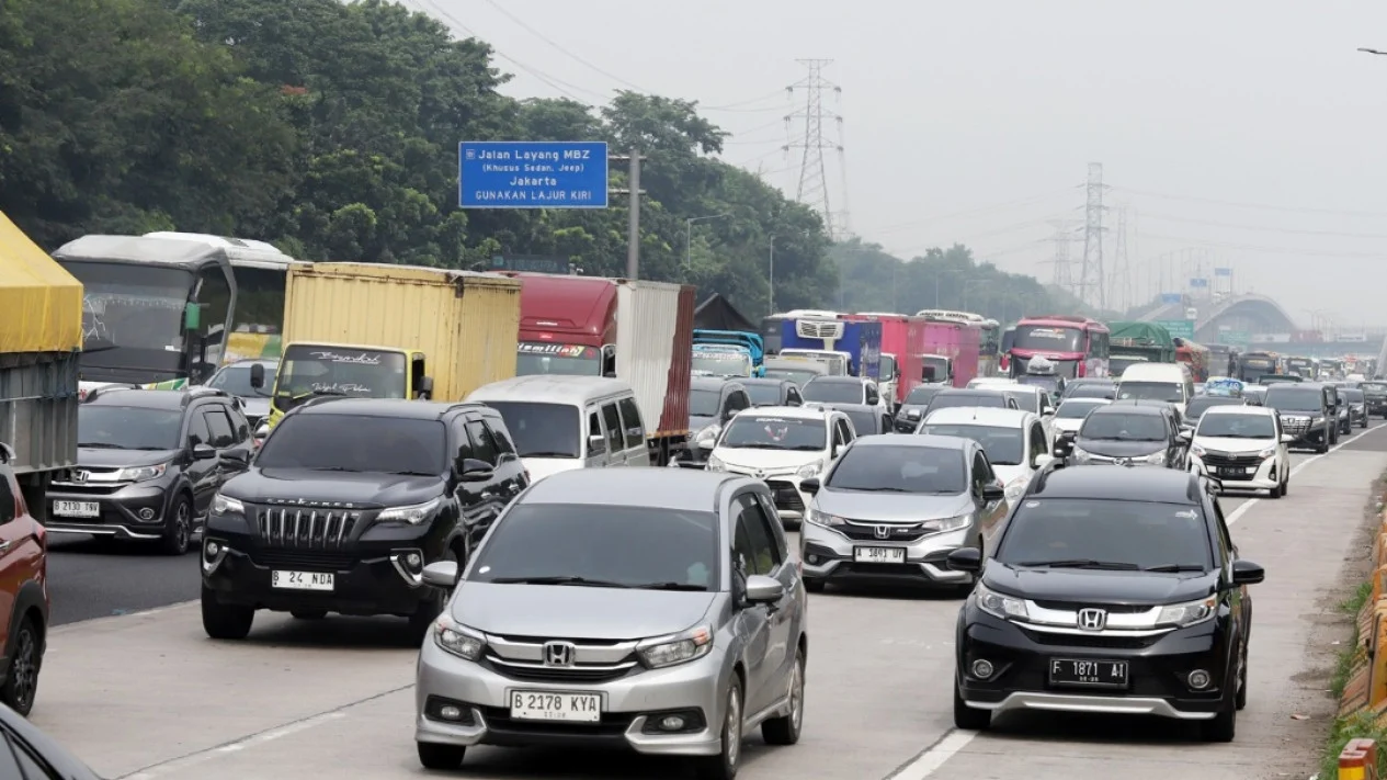 66126eebb1867-arus-mudik-lebaran-2024-one-way-di-gerbang-tol-cikampek-utama_1265_711