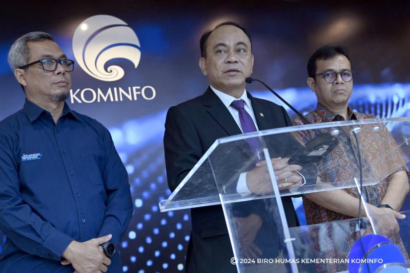 kominfo-menteri-budi-arie-konferensi-pers-soal-Apple-PeyHS