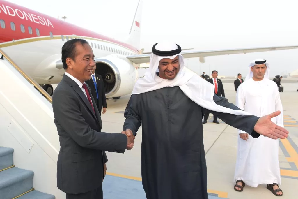 Tiba-di-Abu-Dhabi-Presiden-Jokowi-Disambut-Langsung-Presiden-MBZ-di-Bandara-Zayed-1024x683