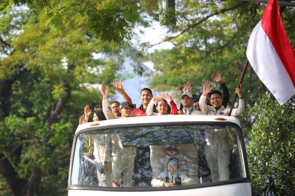 7256Menpora-Dito-Lepas-Atlet-Olimpiade-2024-Paris-Ikuti-Pawai-Menuju-Istana-Negara