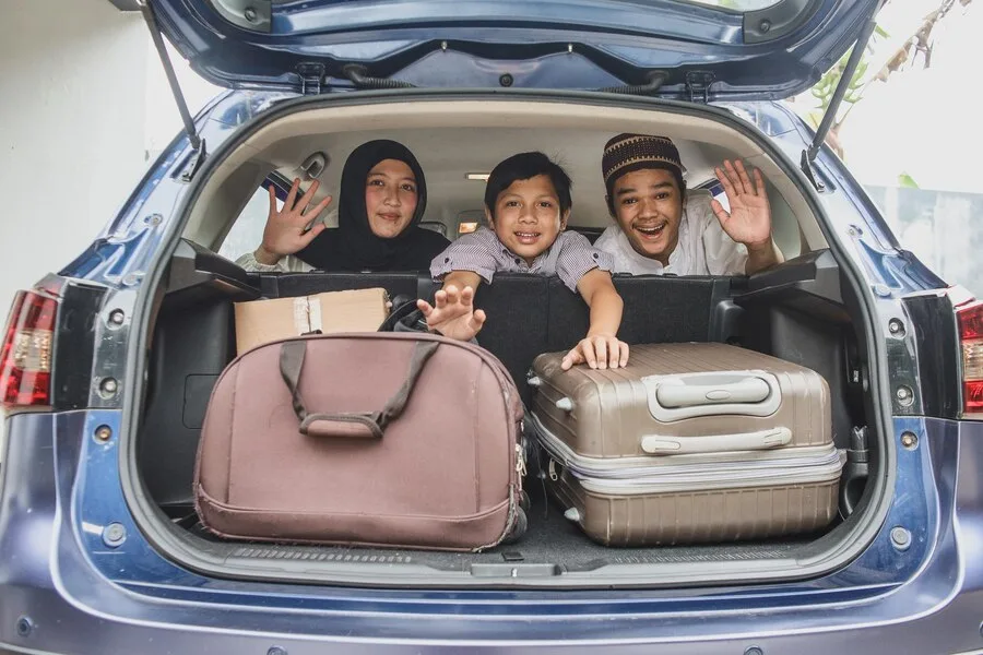 muslim-family-travel-by-car-eid-mubarak-celebration-asian-people-go-back-their-hometown_603656-1502