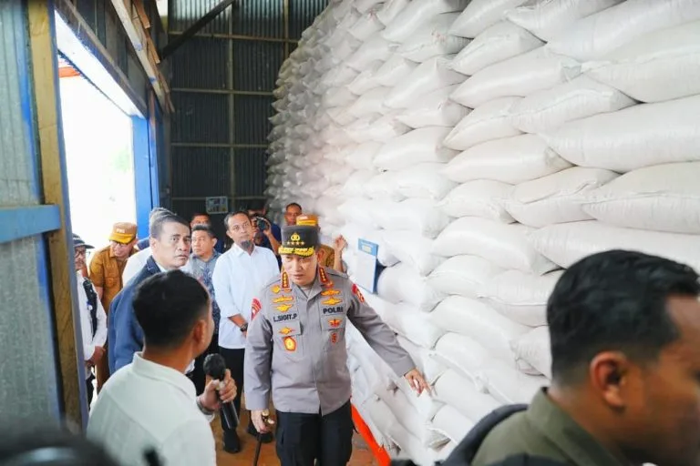 KAPOLRI-TINJAU-GUDANG-768x512