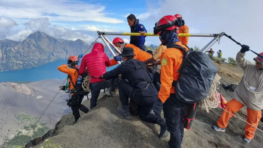 evakuasi-turis-brasil-jatuh-di-gunung-rinjani-brazil-1750831700444_169