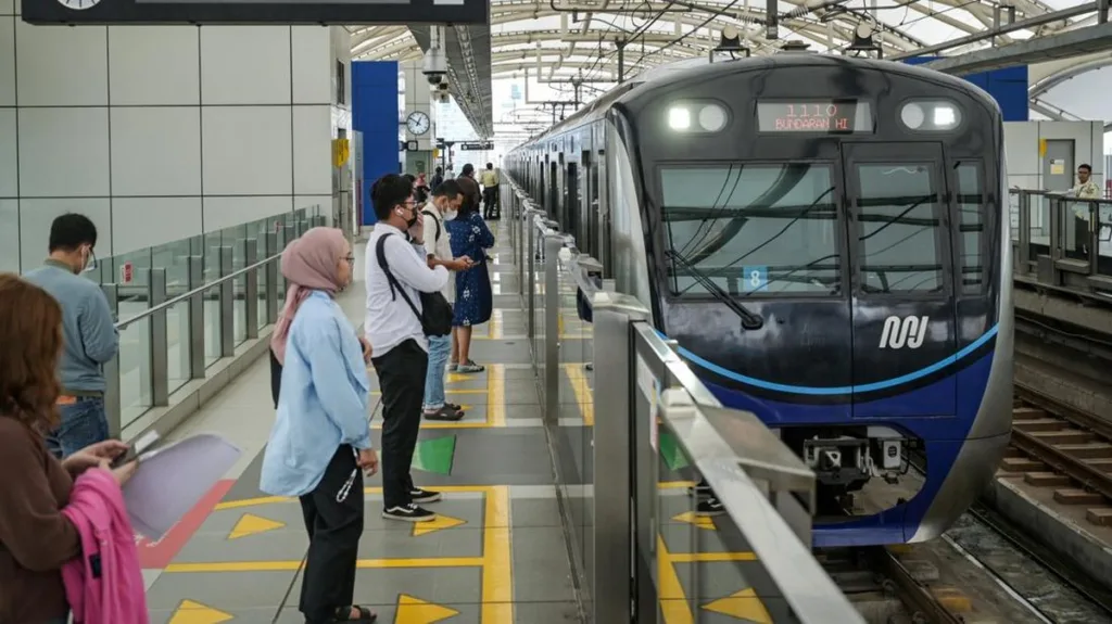 jumlah-penumpang-mrt-jakarta-naik_169