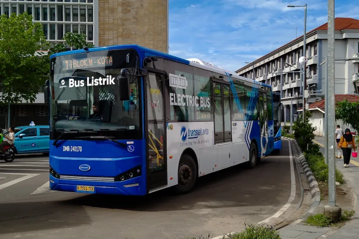 Transjakarta_DMR-240170_(cropped)