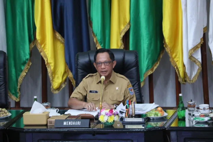 mendagri tito duduk baju dinas
