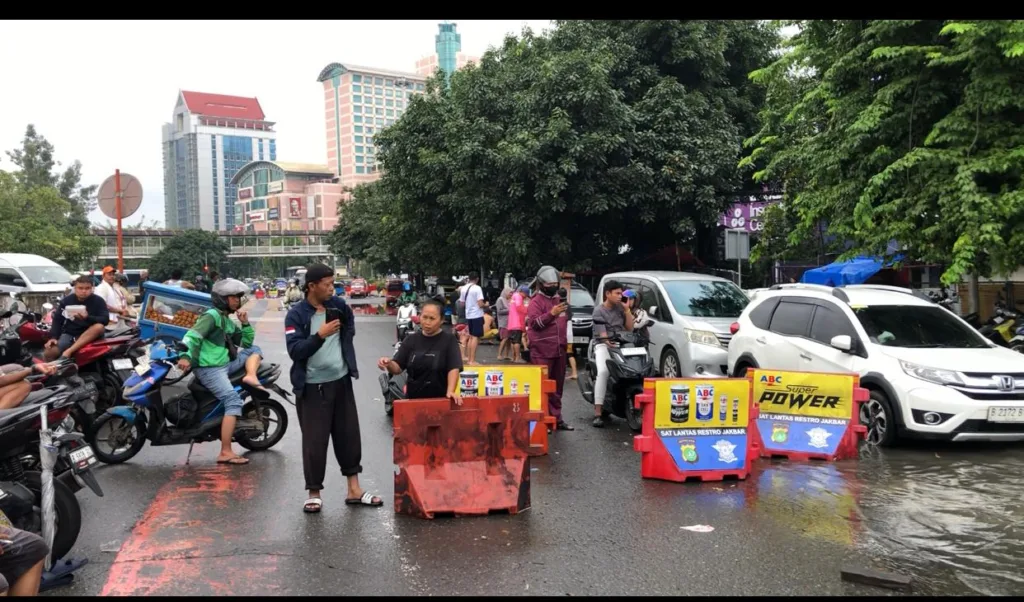 Sejumlah warga terpaksa harus menghentinkan aktivitas akibat jalan ditutup imbas banjir di kawasan Latumenten Jakarta (Foto: tim liputan El John Media/Pirngadi)