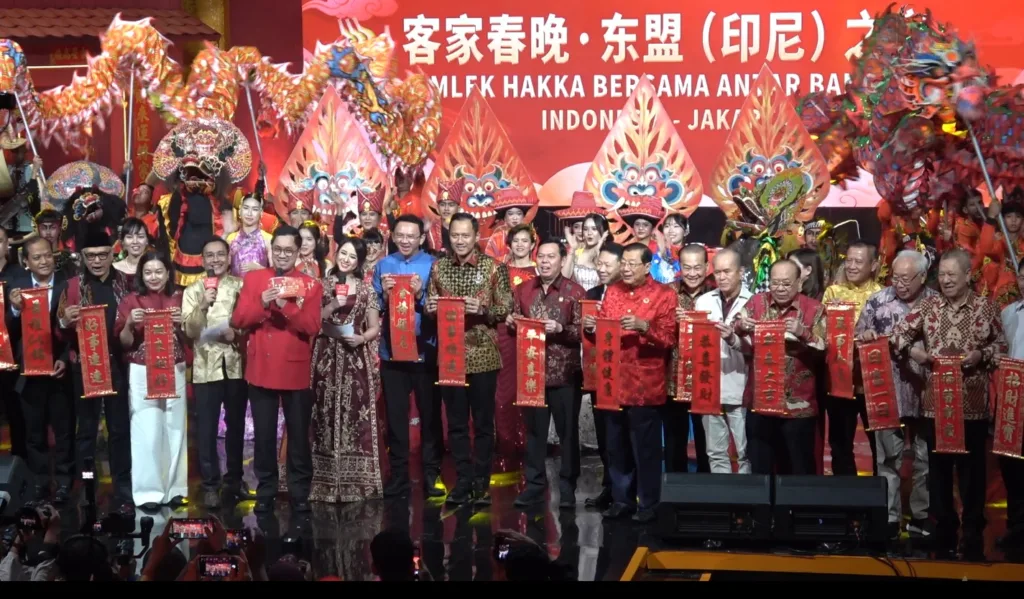 Foto Bersama di atas Panggung 2