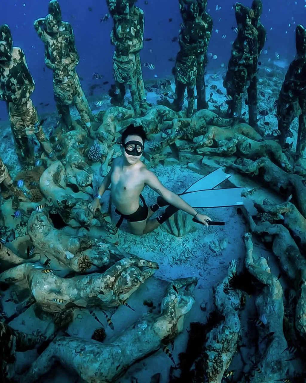 In the heart of the ocean’s gallery 👨🏻_🎨📸 @armaaanndPs - slide terakhir “pecutttt bang!! Ike