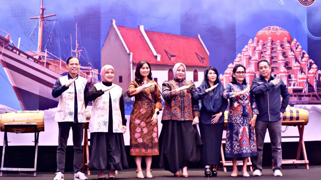 Wakil Menteri Pariwisata RI Ni Luh Puspa dan Ketua Umum DPP Asosiasi Perusahaan Perjalanan Wisata Indonesia, N. Rusmiati bersama peserta Rakernas foto bersama (Foto: ASITA)