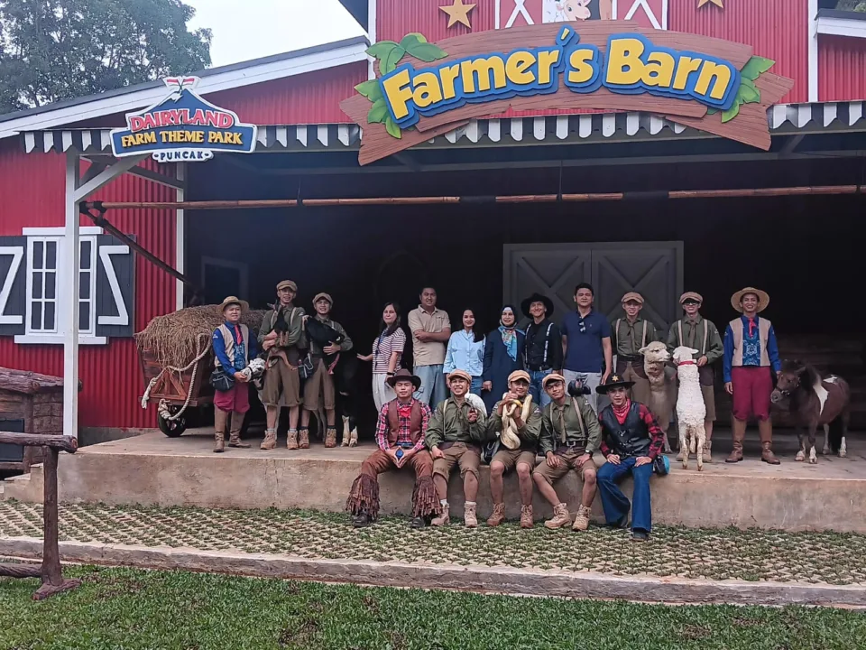 Pemeran The Farmer’s Animal Presentation Show foto bersama (Foto:
