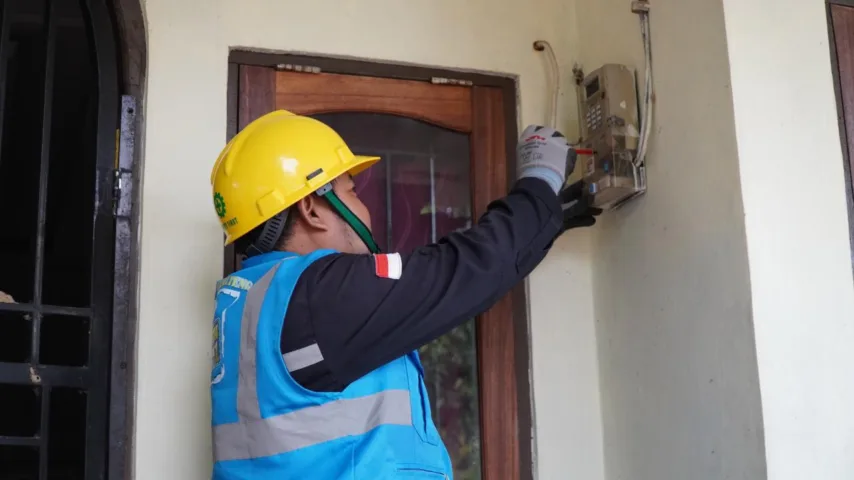 Petugas-PLN-tambah-Daya-Di-Rumah